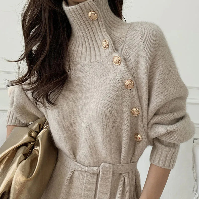 Elowen – Asymmetrische Damesjurk met Elegante Knopen en Moderne Pasvorm