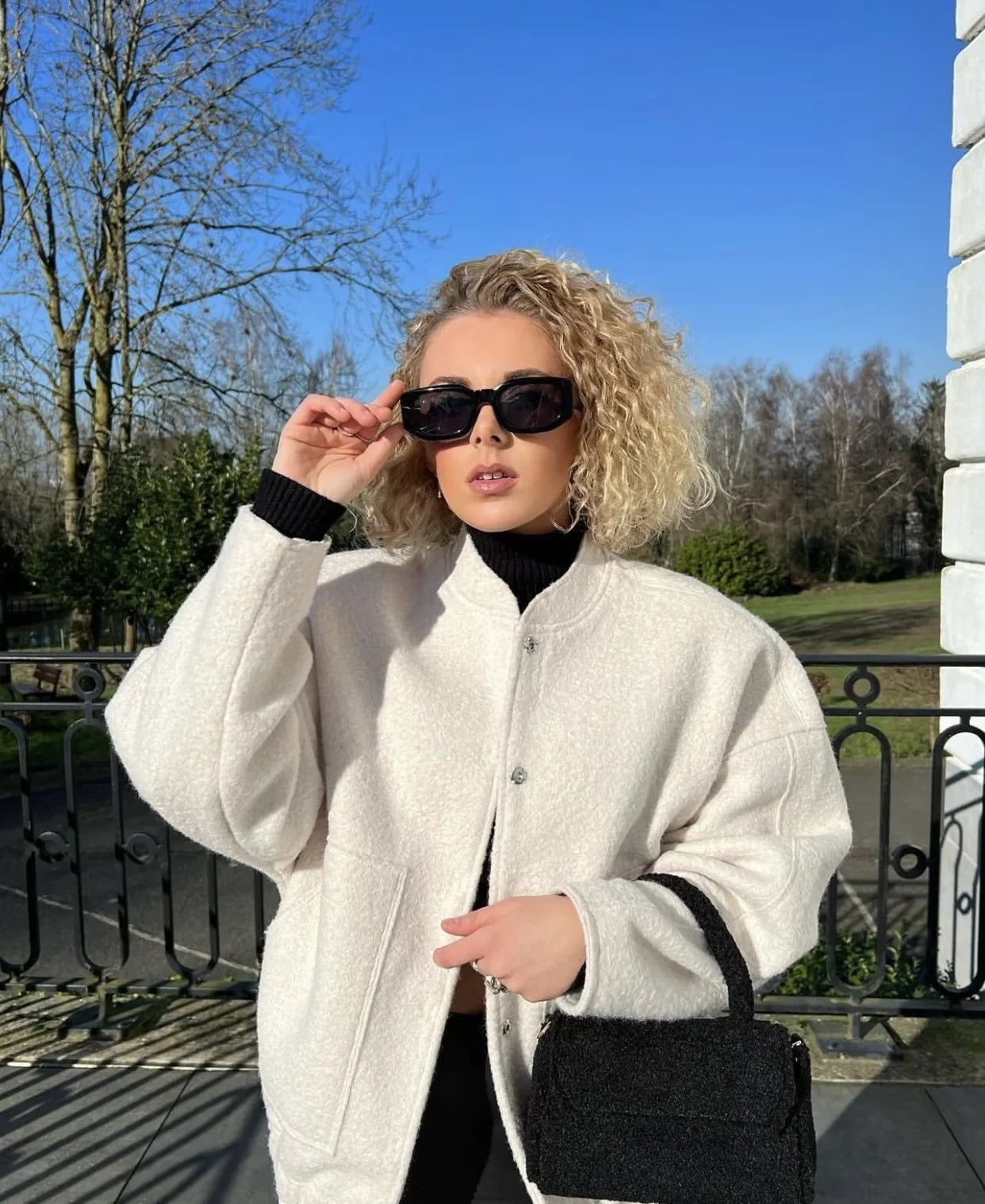 Morivelle – Oversized Wollen Mantel met Ronde Hals en Verborgen Sluiting