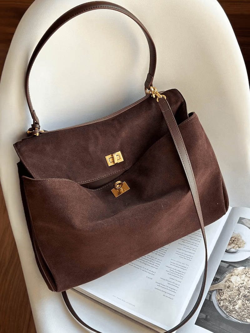 Saphira – Stijlvolle Vegan Suède Handtas met Gouden Details