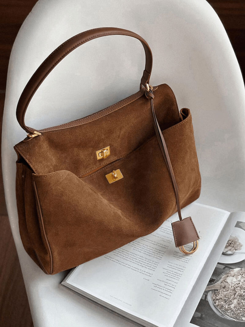 Saphira – Stijlvolle Vegan Suède Handtas met Gouden Details