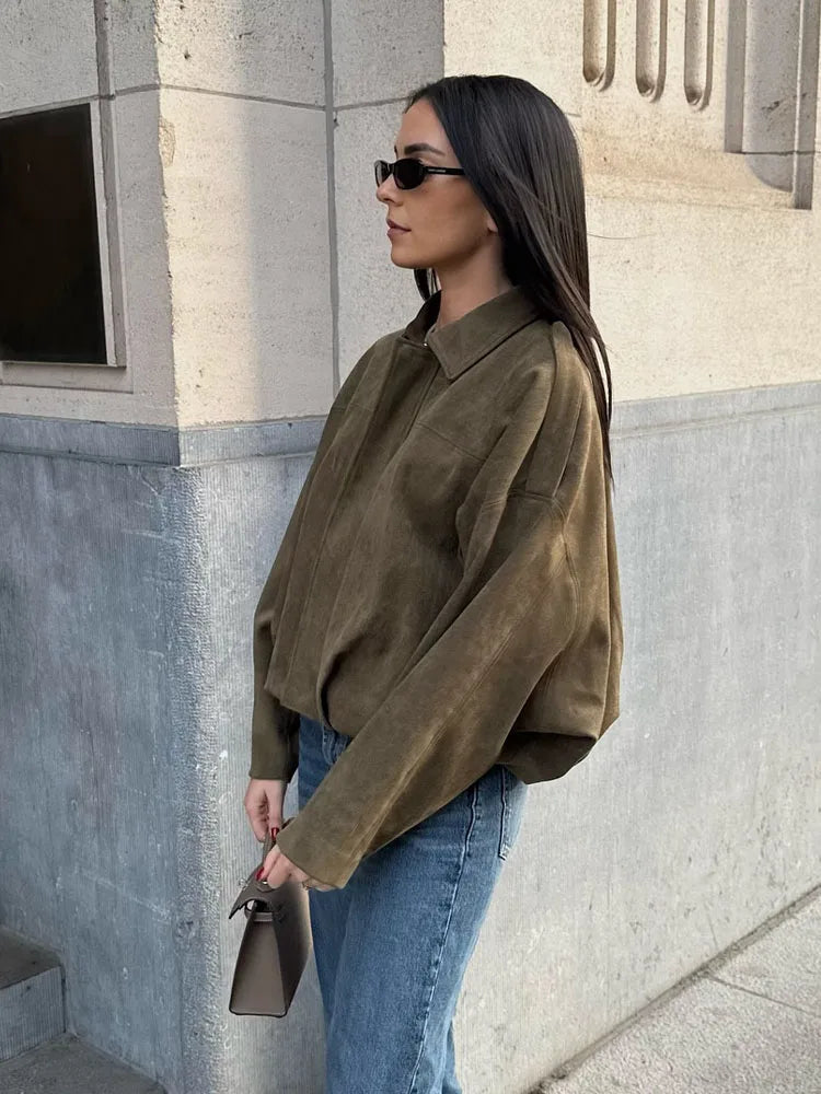 Ysolde – Suede Look Jas met Tijdloze Elegantie