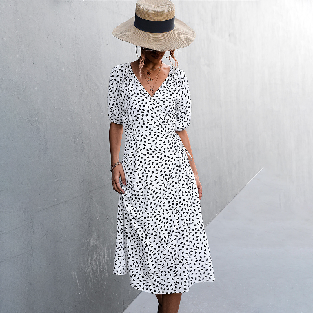Seraphyne – Zomerse jurk met kruis V-hals en speelse splitdetails