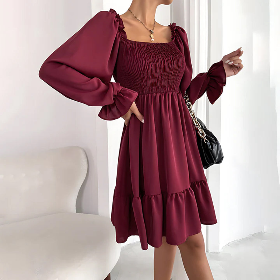 Veloura – Speelse mini-jurk met elegante ruches en vierkante halslijn