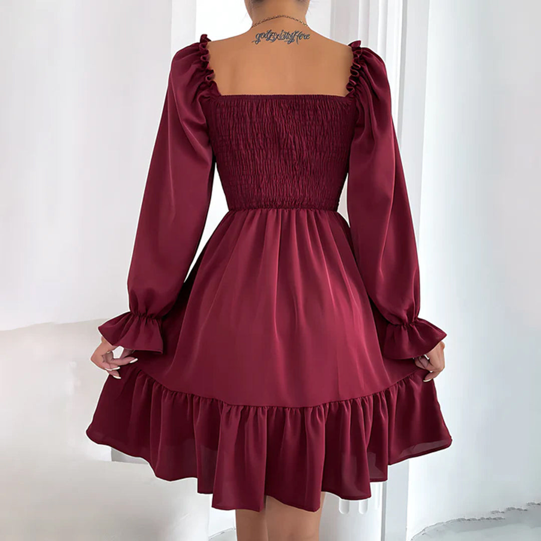 Veloura – Speelse mini-jurk met elegante ruches en vierkante halslijn