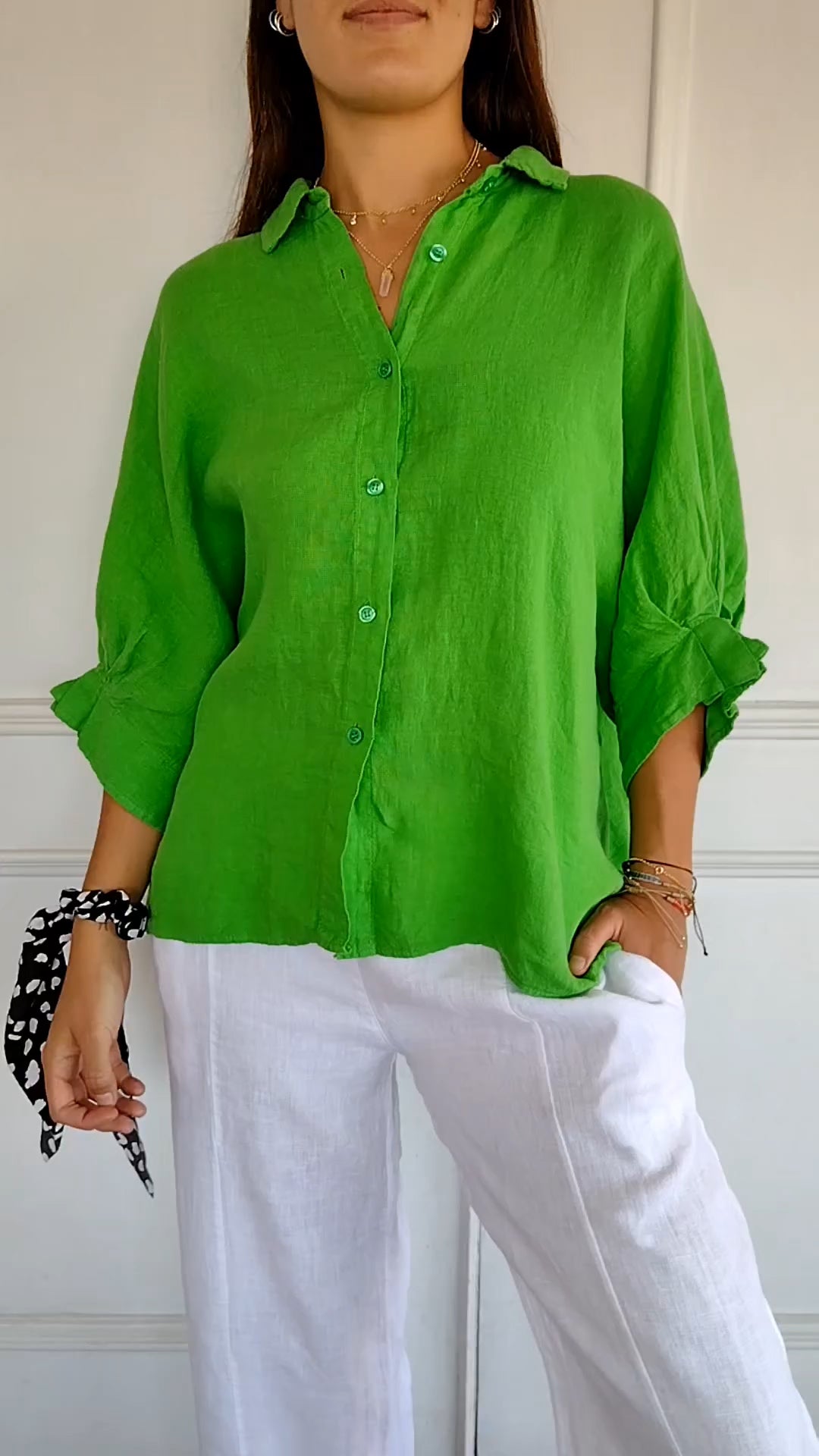 Elarine – Verfijnde damesblouse met open rug en strikdetail