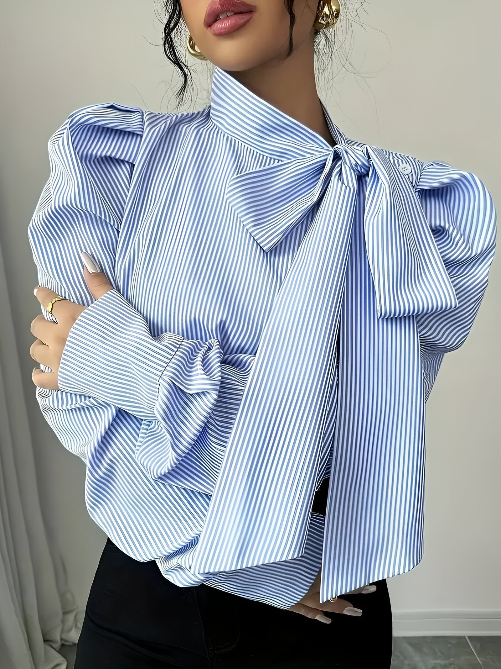 Elyndra – Gestreepte Dames Blouse met Groot Strikdetail, Elegant