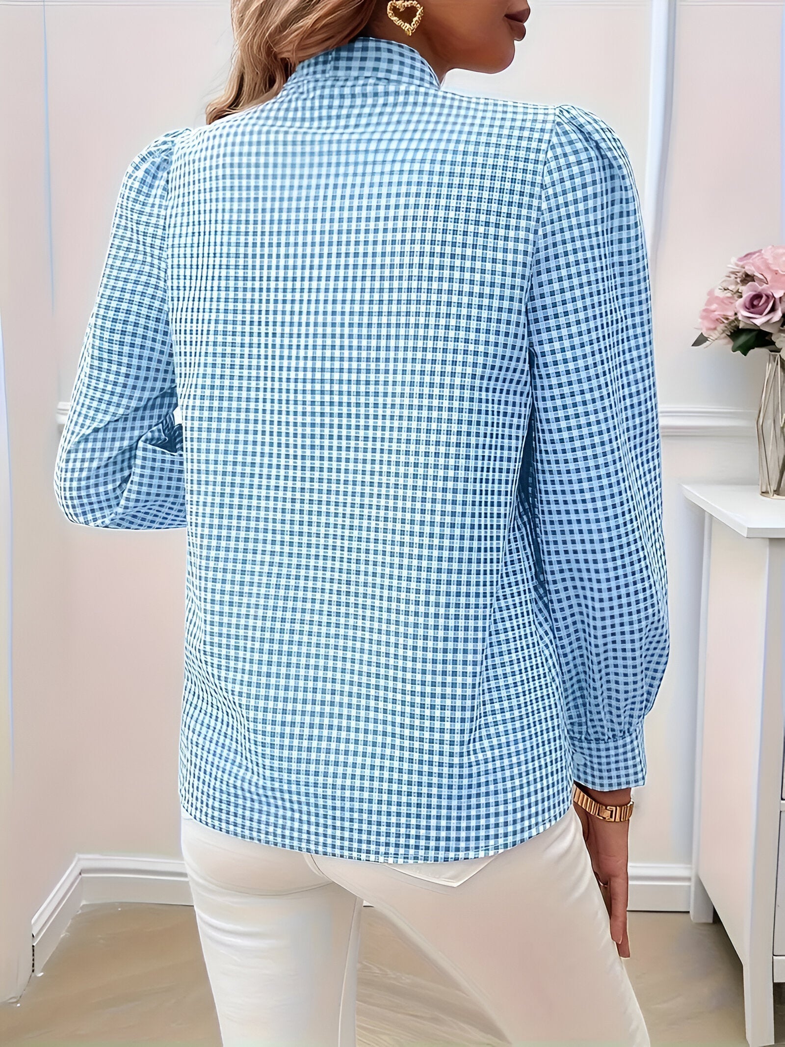 Éliane Checked Blouse – stijlvolle blouse met ruitpatroon, strikdetail en giletstijl