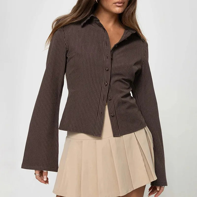 Evalisse – Retro Blouse met Flared Mouwen en Slanke Pasvorm