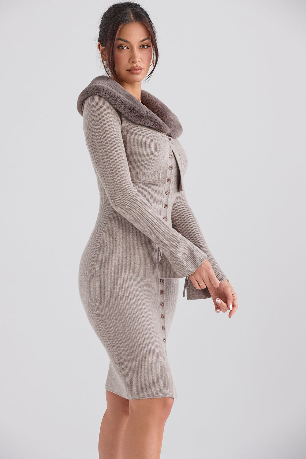 Mirelle Jurk – Beige Gebreide Jurk met Nepbontkraag en Elegante Knopen