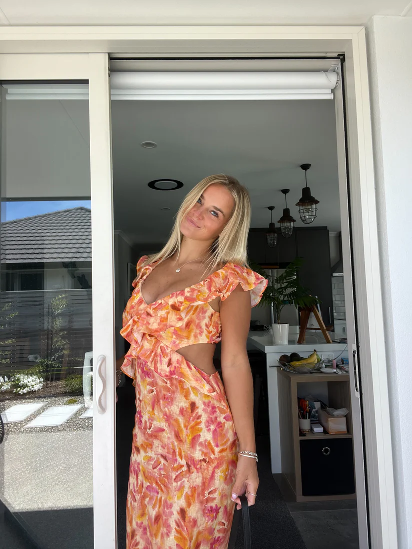 Floressa – Zomerse bloemenjurk met ruches en elegante open details