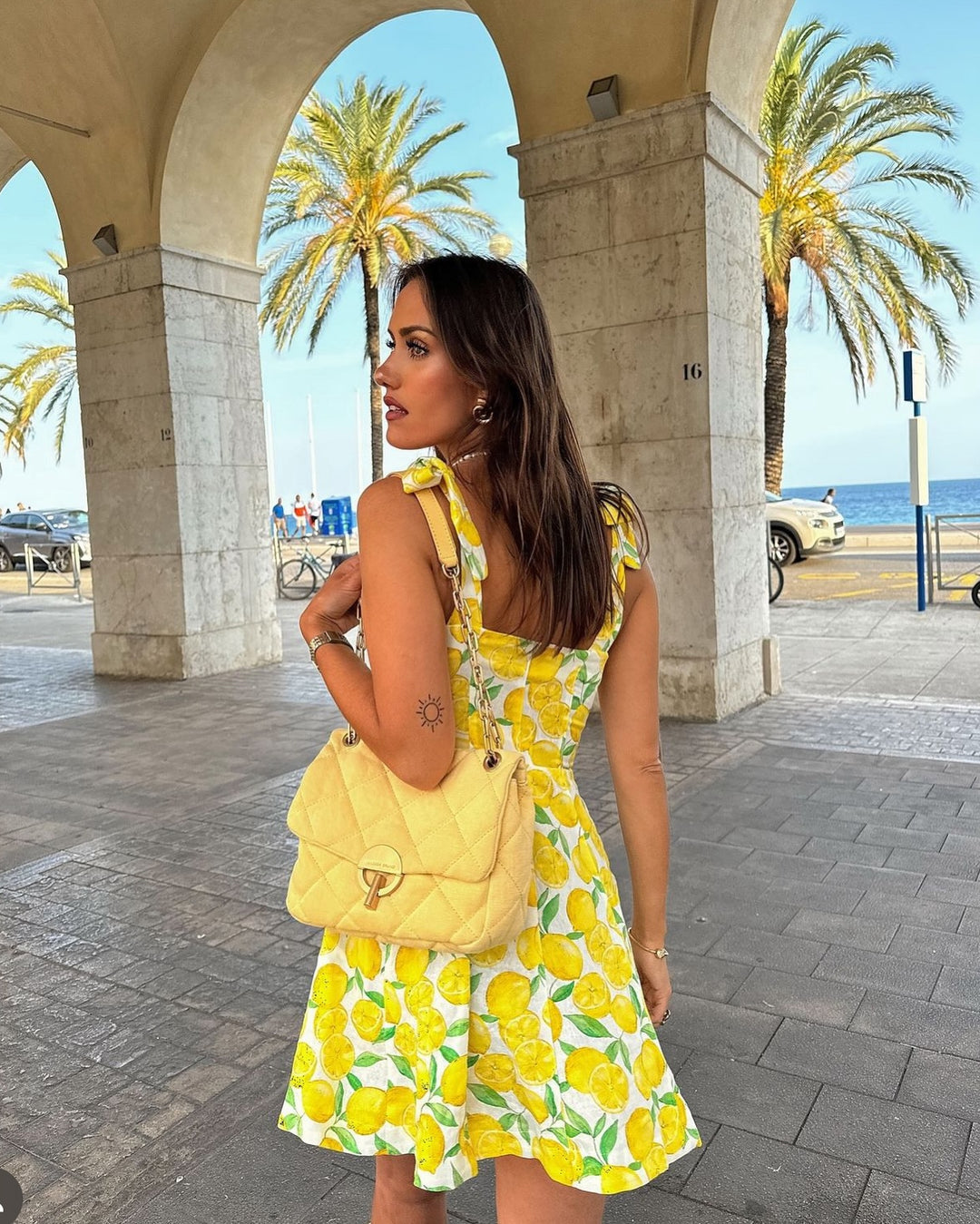 Zirella – Zomerjurk met citroenprint en speelse schouderstrikjes