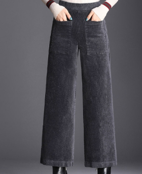 Maëlys Corduroy Pants – elegante ribfluwelen broek met wijde pijpen en luxueuze pasvorm