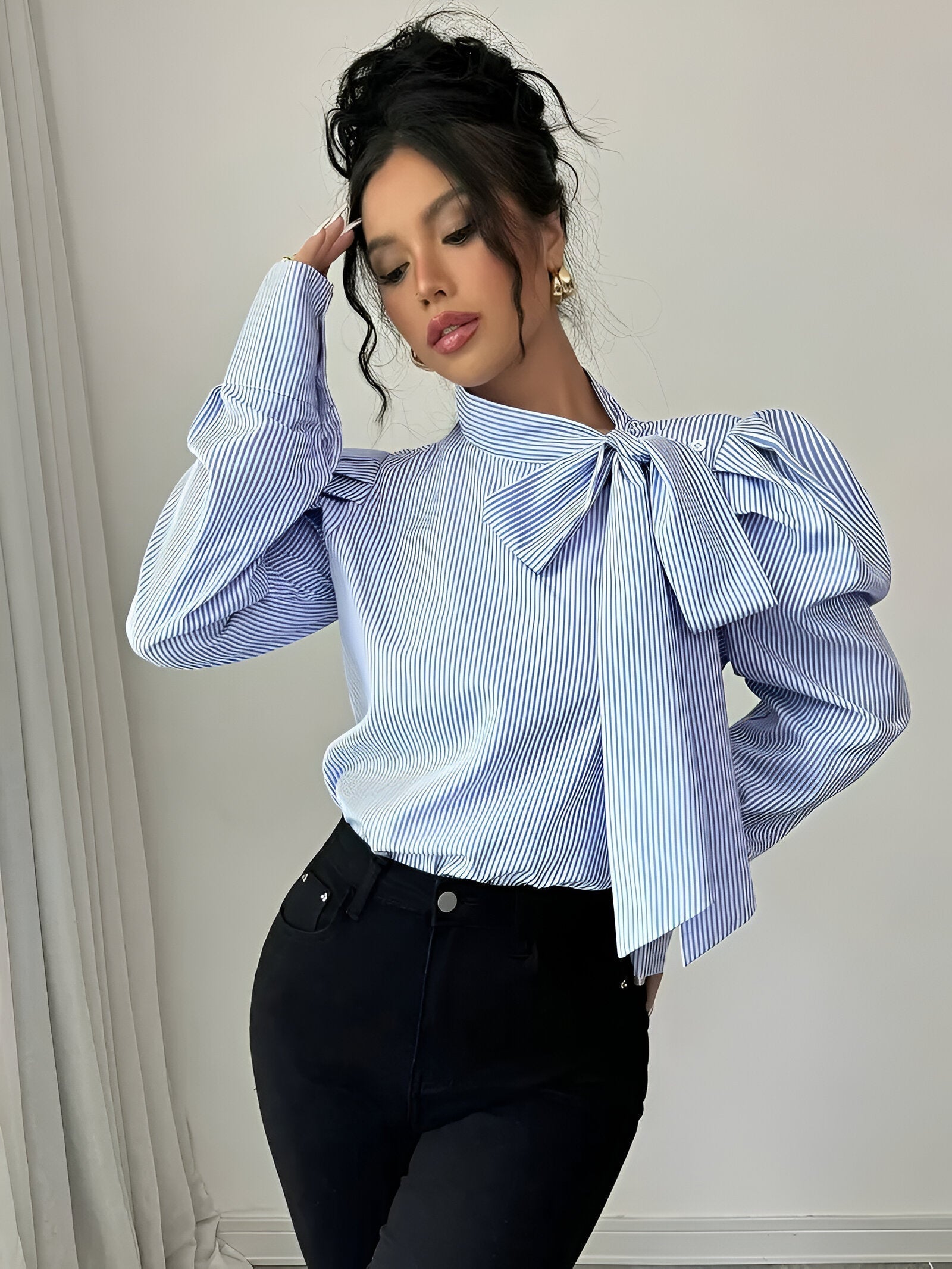 Elyndra – Gestreepte Dames Blouse met Groot Strikdetail, Elegant