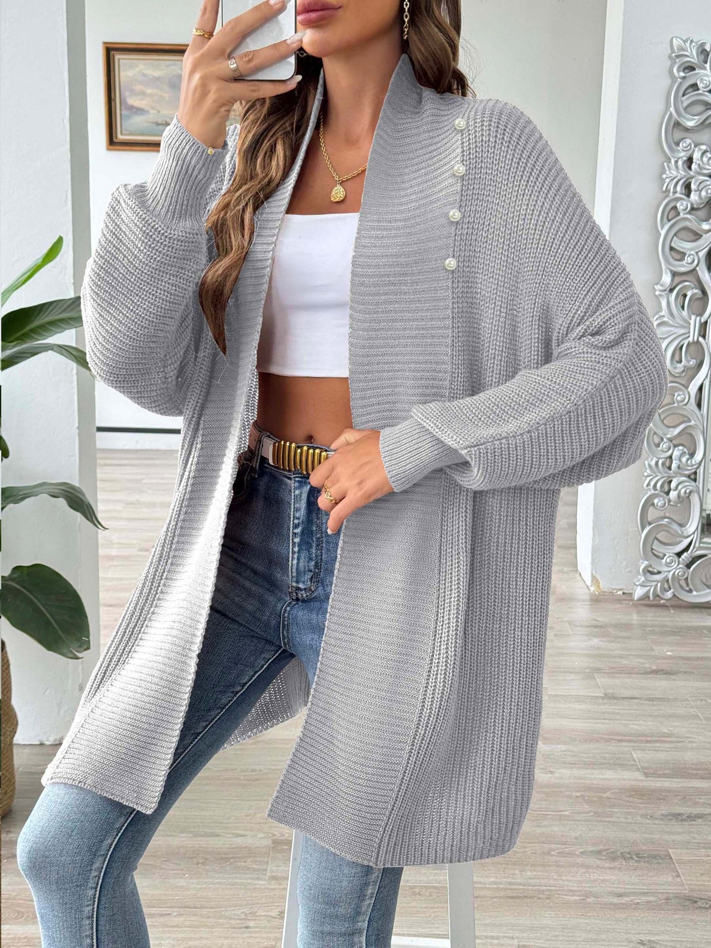 Marielle – Lang damesvest met sjaalkraag en subtiel pareldetail