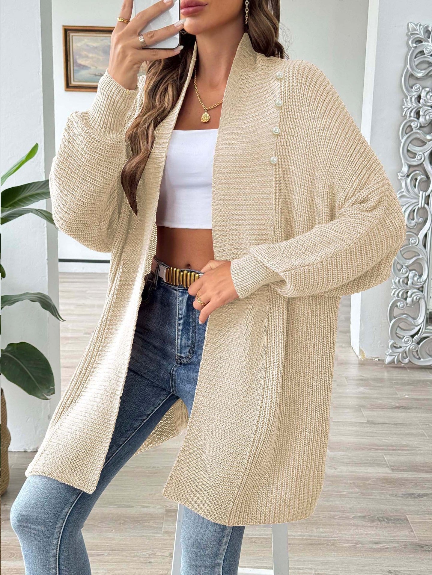 Marielle – Lang damesvest met sjaalkraag en subtiel pareldetail