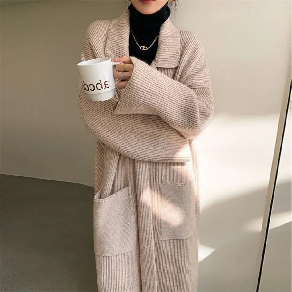 Coraline – Lang damesvest met ribstructuur en oversized pasvorm