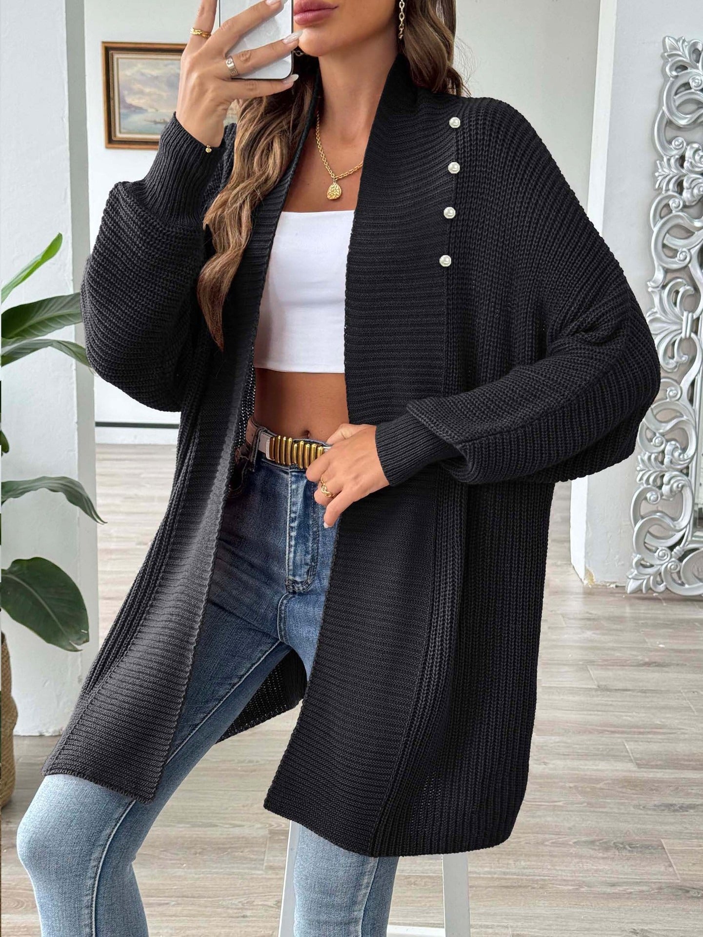 Marielle – Lang damesvest met sjaalkraag en subtiel pareldetail