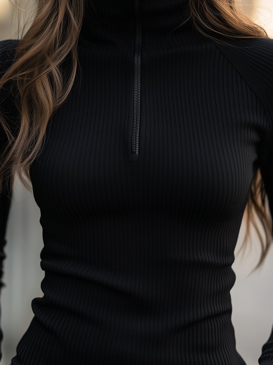 Nerisse Ribbed Turtleneck – zwarte coltrui met ritsdetail en elegante stretchpasvorm