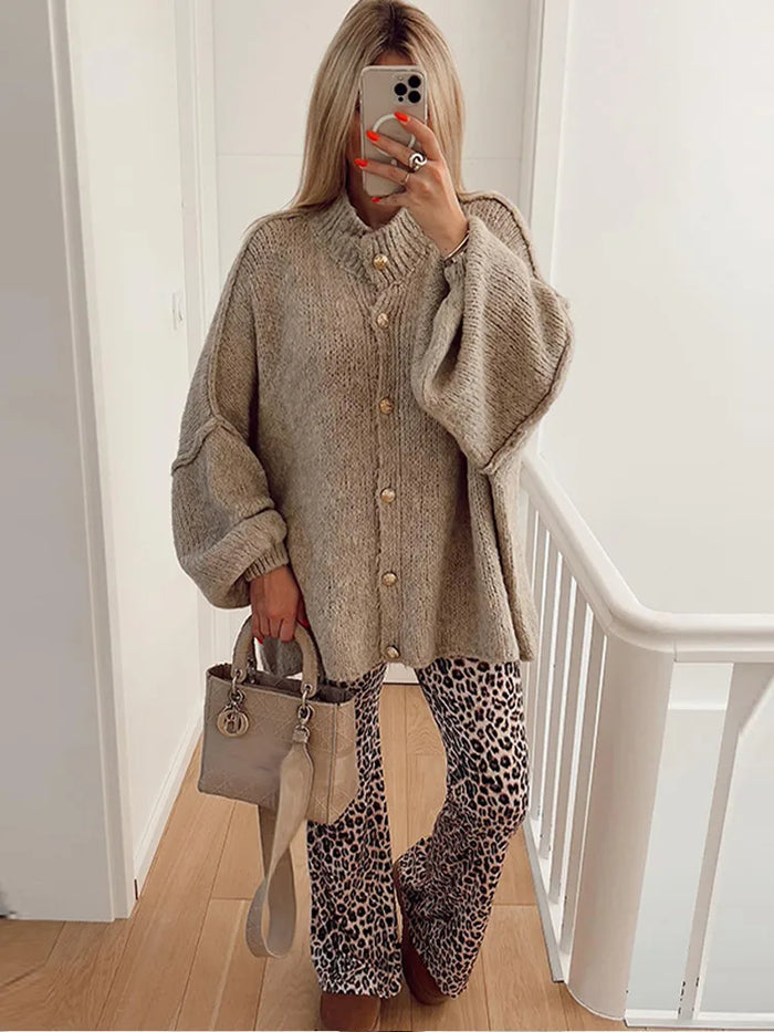 Fenoura – Oversized dames cardigan met luxe gouden details